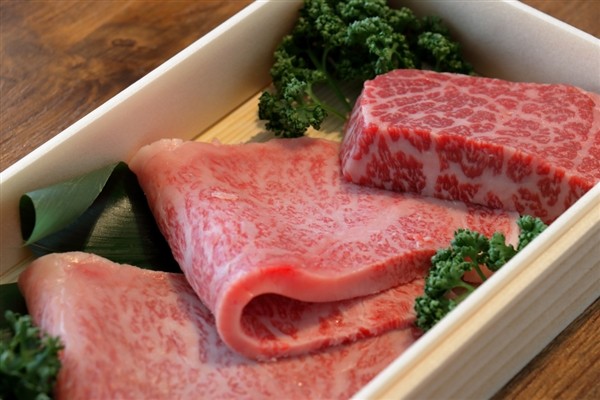 お肉を直接贈るよりお肉専門カタログギフトが人気？